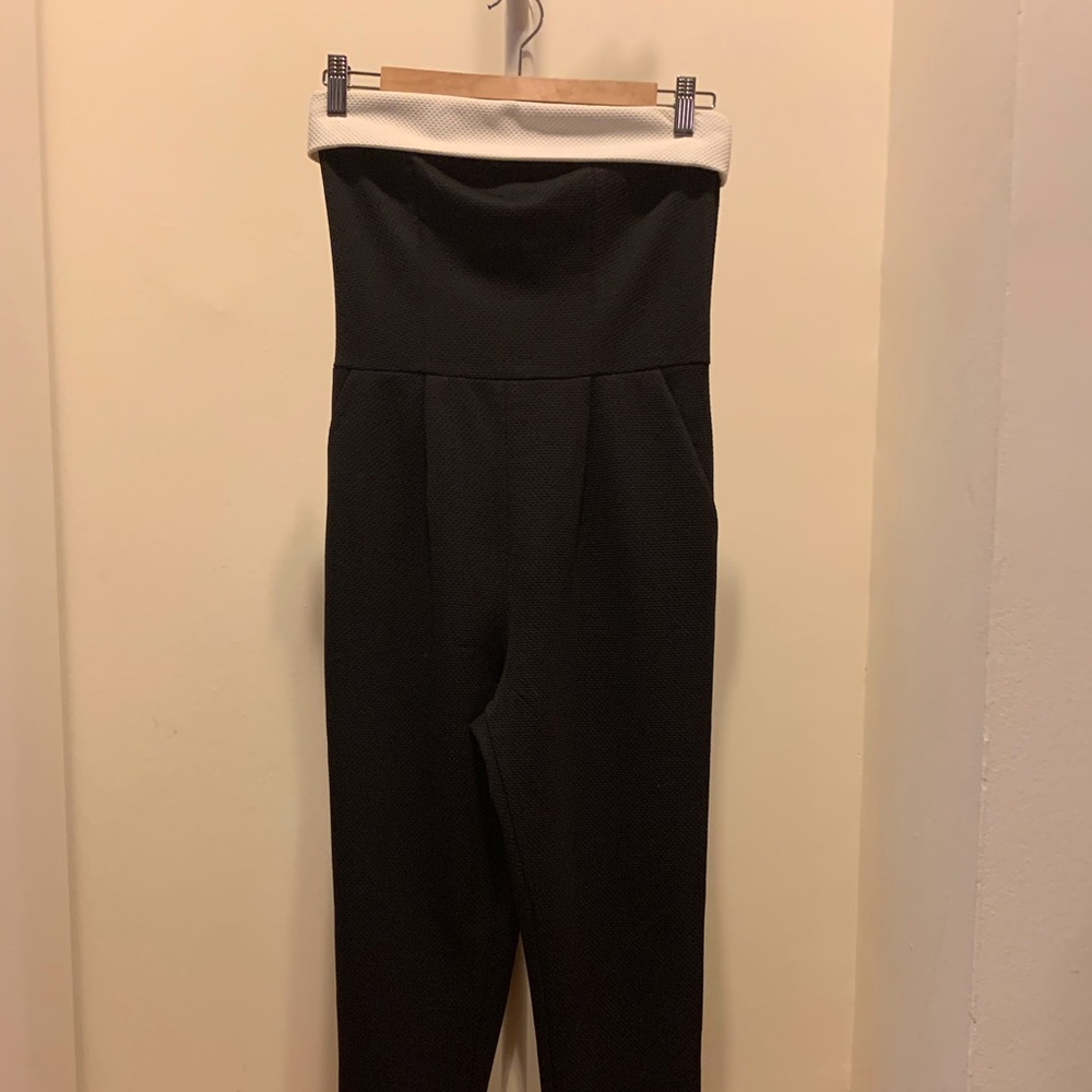 AQUA | Black strapless jumper with white trim and cropped leg